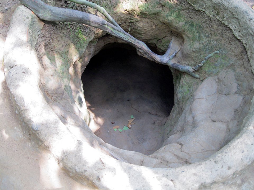 L'entrée d'un souterrain. Ho Chi Minh - Cu Chi