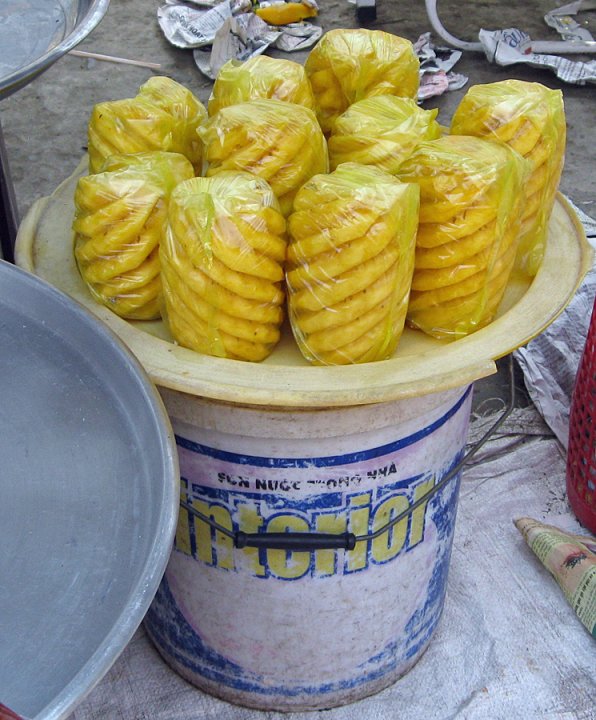 Des ananas épluchés.