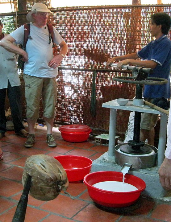 A la fabrique de caramel : le lait de coco... le lait de coco…