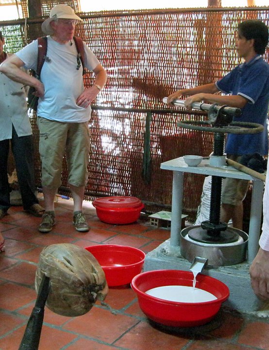 A la fabrique de caramel : le lait de coco...