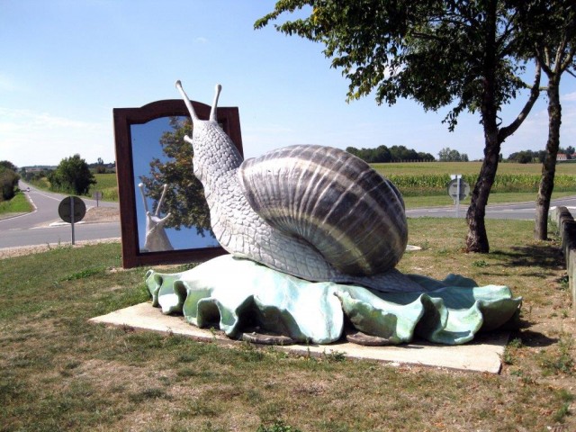2/16. À un rond point en Charente-Maritime : un escargot se regarde dans un miroir... Sam 06.09.2014