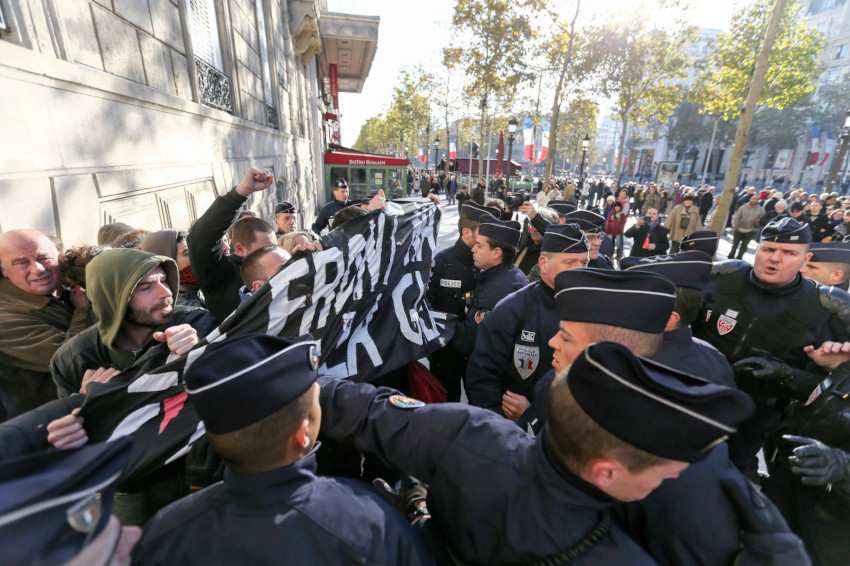 1/9. 11-Novembre. Des opposants à l’extrême droite manifestent. © Michel Stoupak. Lun 11.11.2013, 10h38m31.