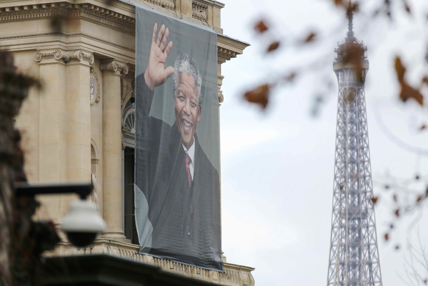 1/5. Mandela : hommage au Quai d’Orsay, à  Paris. © Michel Stoupak. Sam 07.12.2013, 11h01m33.