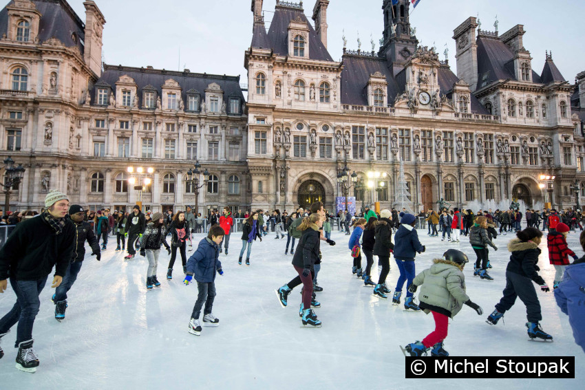 1/4. Paris : patinage devant l’Hôtel de Ville. © Michel Stoupak. Sam 21.12.2013, 16h52m04.