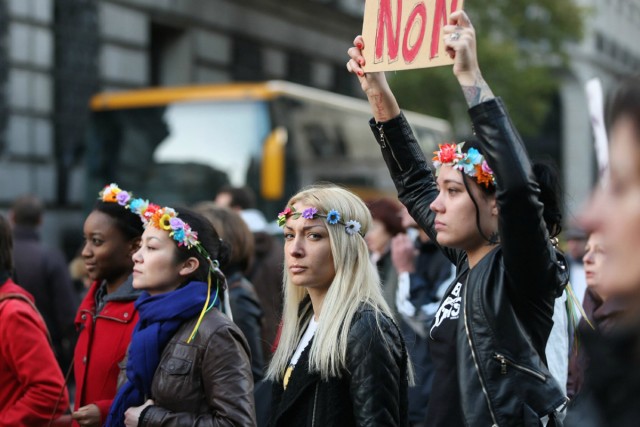1/9. Femen marche à Paris contre les violences faites aux femmes. © Michel Stoupak. Dim 25.11.2012.