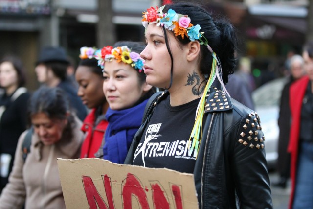 3/9. Femen marche à Paris contre les violences faites aux femmes. © Michel Stoupak. Dim 25.11.2012.