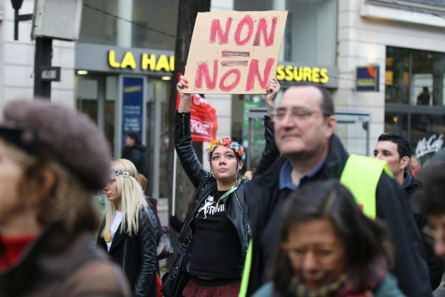 4/9. Femen marche à Paris contre les violences faites aux femmes. © Michel Stoupak. Dim 25.11.2012.