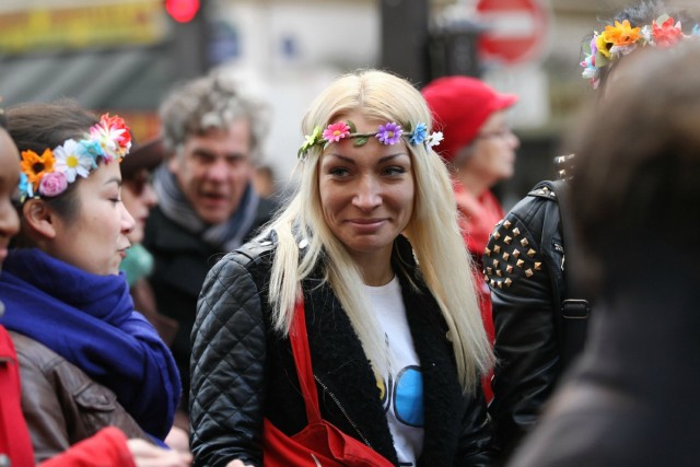 6/9. Femen marche à Paris contre les violences faites aux femmes. © Michel Stoupak. Dim 25.11.2012.