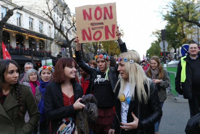 7/9. Femen marche à Paris contre les violences faites aux femmes. © Michel Stoupak. Dim 25.11.2012.