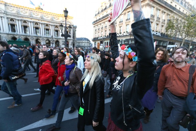 8/9. Femen marche à Paris contre les violences faites aux femmes. © Michel Stoupak. Dim 25.11.2012.