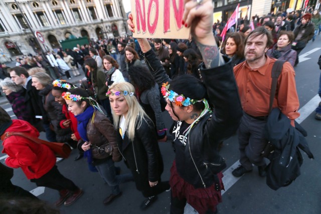 9/9. Femen marche à Paris contre les violences faites aux femmes. © Michel Stoupak. Dim 25.11.2012.