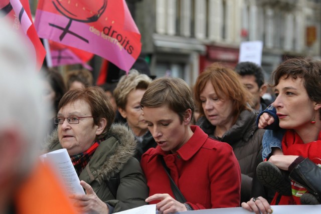 2/10. Clémentine Autain en tête de la marche contre la violence faite aux femmes. © Photo Michel Stoupak. Dim 25.11.2012.