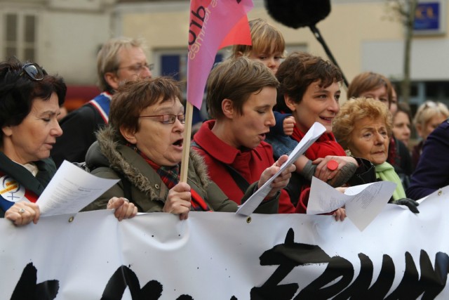3/10. Clémentine Autain en tête de la marche contre la violence faite aux femmes. © Michel Stoupak. Dim 25.11.2012.