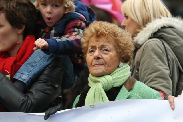 4/10. Clémentine Autain en tête de la marche contre la violence faite aux femmes. © Michel Stoupak. Dim 25.11.2012.