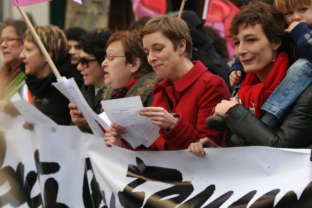 5/10. Clémentine Autain en tête de la marche contre la violence faite aux femmes. © Michel Stoupak. Dim 25.11.2012.