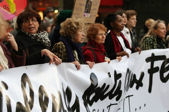 7/10. Clémentine Autain en tête de la marche contre la violence faite aux femmes. © Michel Stoupak. Dim 25.11.2012.