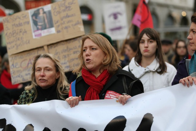 8/10. Clémentine Autain en tête de la marche contre la violence faite aux femmes. © Michel Stoupak. Dim 25.11.2012.
