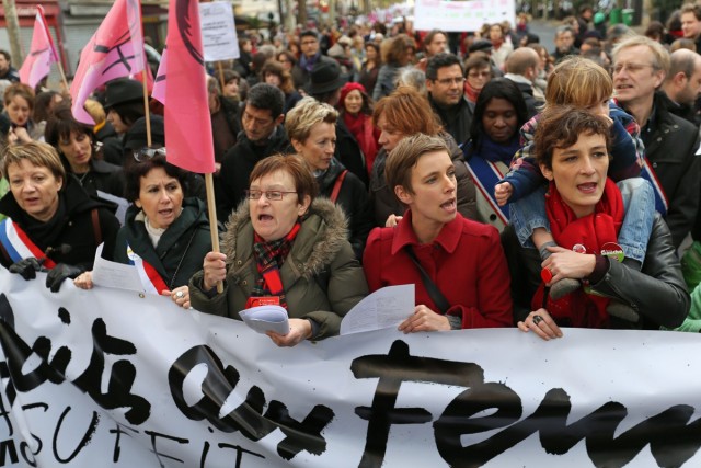 9/10. Clémentine Autain en tête de la marche contre la violence faite aux femmes. © Michel Stoupak. Dim 25.11.2012.