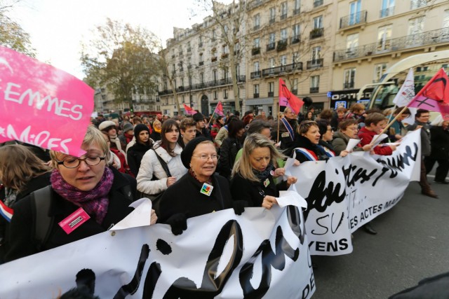 10/10. Clémentine Autain en tête de la marche contre la violence faite aux femmes. © Michel Stoupak. Dim 25.11.2012.