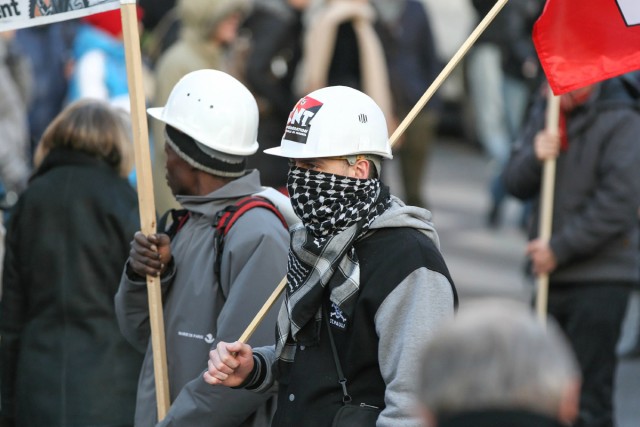 07/20. La CNT défile contre la précarité et les profits. © Michel Stoupak. Sam 01.12.2012, 16:05.