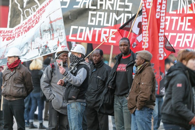15/20. La CNT défile contre la précarité et les profits. © Michel Stoupak. Sam 01.12.2012, 17:20.
