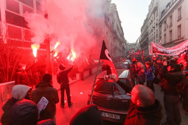 17/20. La CNT défile contre la précarité et les profits. © Michel Stoupak. Sam 01.12.2012, 17:35.