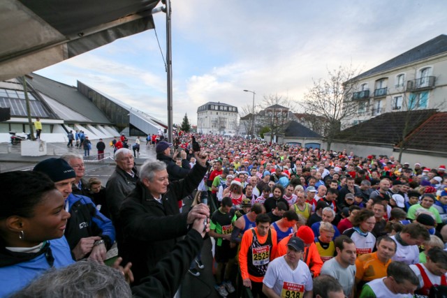 1/18. Richard Dell’Agnola donne le départ de la corrida de Thiais. © Photo Michel Stoupak. Dim 16.12.2012, 11h00.