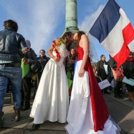 1/2. Les partisans du mariage homosexuel manifestent… © Photo Michel Stoupak. Dim 16.12.2012, 14:03.