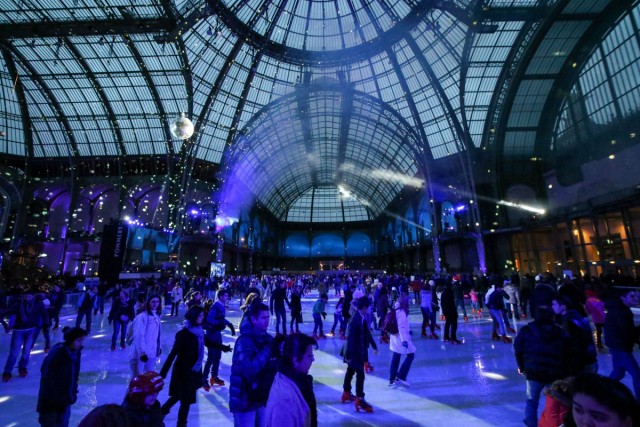 7/17. Le Grand Palais des Glaces : la patinoire de Noël géante de Paris. © Photo Michel Stoupak. Dim 23.12.2012, 18:08.