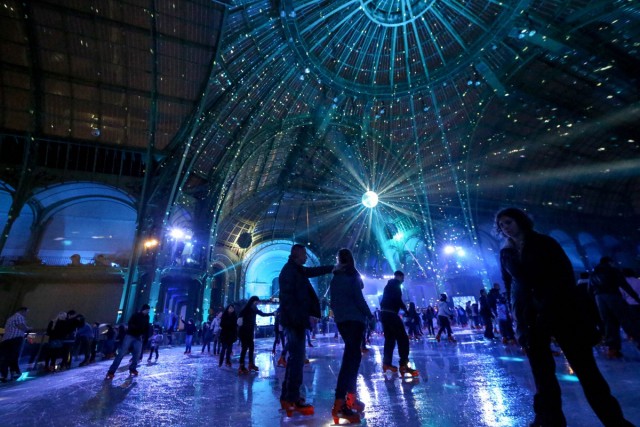17/17. Le Grand Palais des Glaces : la patinoire de Noël géante de Paris. © Photo Michel Stoupak. Dim 23.12.2012, 18:31.