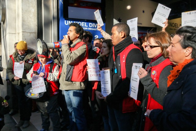 3/10. Grève contre la fermeture du Virgin Megastore des Champs-Elysées. © Michel Stoupak. Sam 29.12.2012, 13:53.