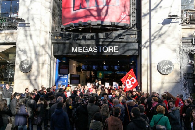 4/10. Grève contre la fermeture du Virgin Megastore des Champs-Elysées. © Michel Stoupak. Sam 29.12.2012, 13:58.