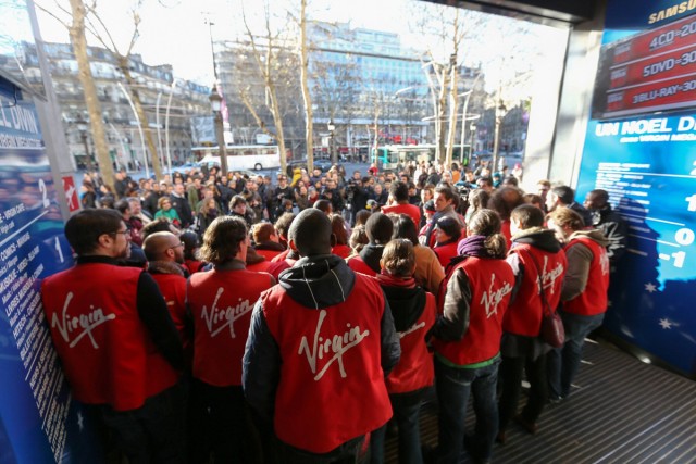 6/10. Grève contre la fermeture du Virgin Megastore des Champs-Elysées. © Michel Stoupak. Sam 29.12.2012, 14:51.