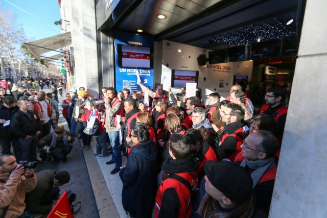 7/10. Grève contre la fermeture du Virgin Megastore des Champs-Elysées. © Michel Stoupak. Sam 29.12.2012, 14:52.