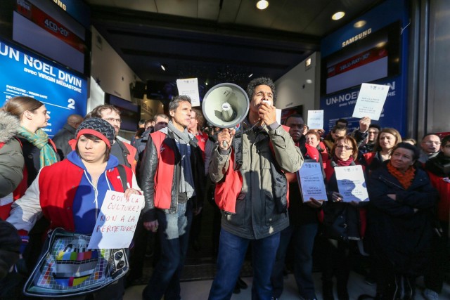 8/10. Grève contre la fermeture du Virgin Megastore des Champs-Elysées. © Michel Stoupak. Sam 29.12.2012, 14:54.