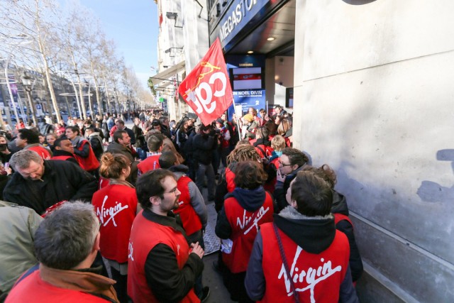 9/10. Grève contre la fermeture du Virgin Megastore des Champs-Elysées. © Michel Stoupak. Sam 29.12.2012, 14:58.