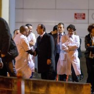 1/10. Hollande en visite à l’hôpital Lariboisière pour la Saint-Sylvestre. © Michel Stoupak. Lun 31.12.2012, 23:13.