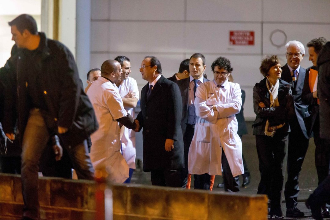 1/10. Hollande en visite à l’hôpital Lariboisière pour la Saint-Sylvestre. © Michel Stoupak. Lun 31.12.2012, 23:13.