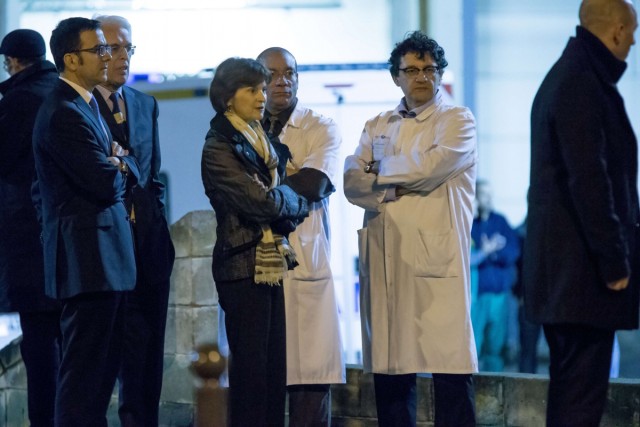 2/10. Hollande en visite à l’hôpital Lariboisière pour la Saint-Sylvestre. © Michel Stoupak. Lun 31.12.2012, 22:20.