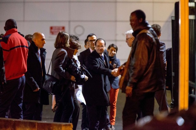 5/10. Hollande en visite à l’hôpital Lariboisière pour la Saint-Sylvestre. © Michel Stoupak. Lun 31.12.2012, 23:13.