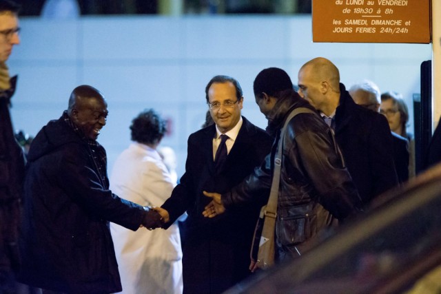 6/10. Hollande en visite à l’hôpital Lariboisière pour la Saint-Sylvestre. © Michel Stoupak. Lun 31.12.2012, 23:13.