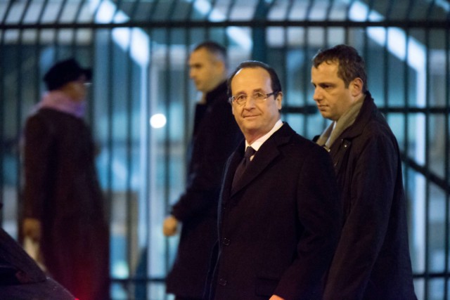 7/10. Hollande en visite à l’hôpital Lariboisière pour la Saint-Sylvestre. © Michel Stoupak. Lun 31.12.2012, 23:14.