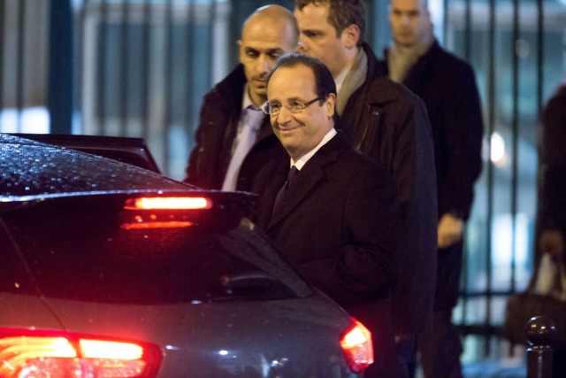 9/10. Hollande en visite à l’hôpital Lariboisière pour la Saint-Sylvestre. © Michel Stoupak. Lun 31.12.2012, 23:14.