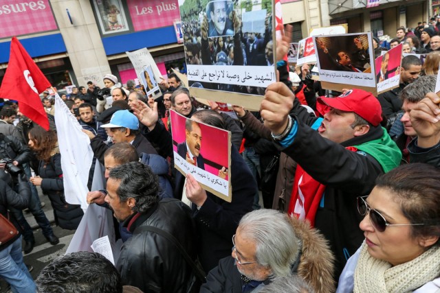 15/16. Manifestation à Paris en hommage à l’opposant tunisien assassiné Chokri Belaïd. © Michel Stoupak. Sam 09.02.2013, 14:27.