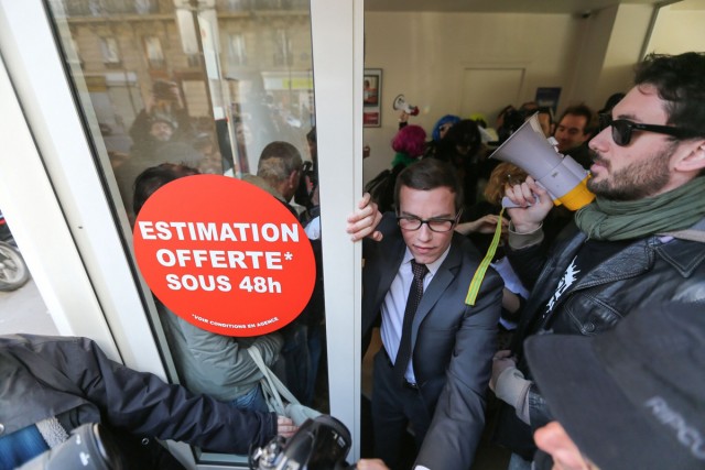 1/20. Le collectif Jeudi Noir envahit deux agences immobilières de Paris. © Michel Stoupak. Sam 16.02.2013, 15:24.