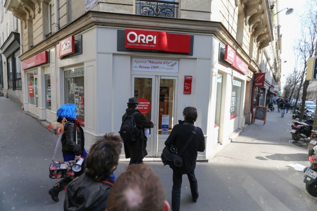 7/20. Le collectif Jeudi Noir envahit deux agences immobilières de Paris. © Michel Stoupak. Sam 16.02.2013, 15:17.