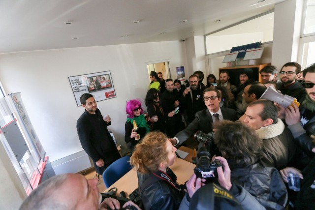 10/20. Le collectif Jeudi Noir envahit deux agences immobilières de Paris. © Michel Stoupak. Sam 16.02.2013, 15:22.
