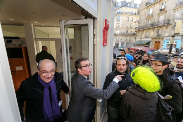 15/20. Le collectif Jeudi Noir envahit deux agences immobilières de Paris. © Michel Stoupak. Sam 16.02.2013, 15:27.