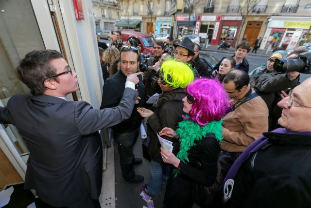 16/20. Le collectif Jeudi Noir envahit deux agences immobilières de Paris. © Michel Stoupak. Sam 16.02.2013, 15:27.