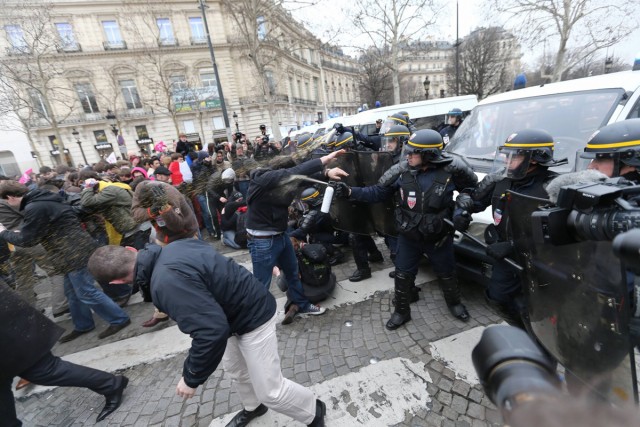 1/48. Manif pour tous : heurts entre manifestants et forces de l’ordre. © Michel Stoupak. Dim 24.03.2013, 18h54m59.